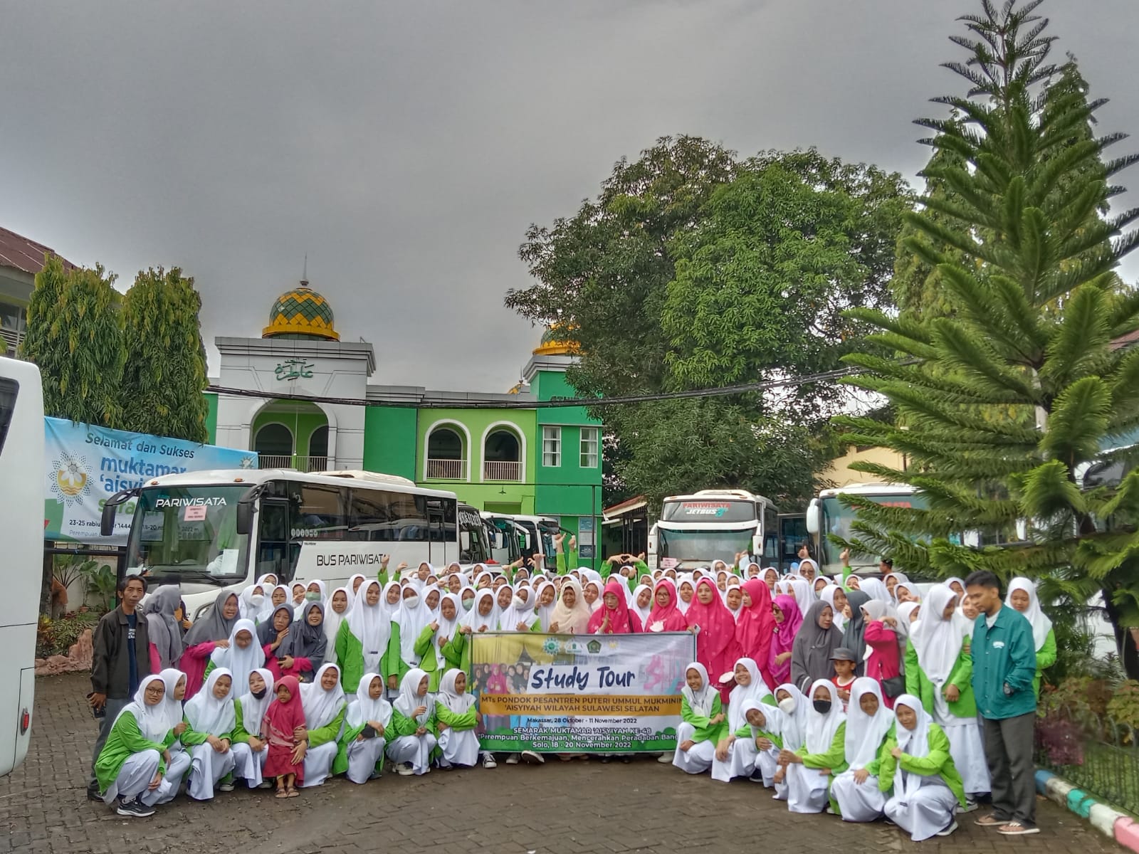 Sebanyak 130 santriwati kelas IX MTs Pondok Pesantren Puteri Ummul Mukminin 'Aisyiyah Wilayah Sulawesi Selatan menggelar Study Tour, Jumat (28/10/2022).