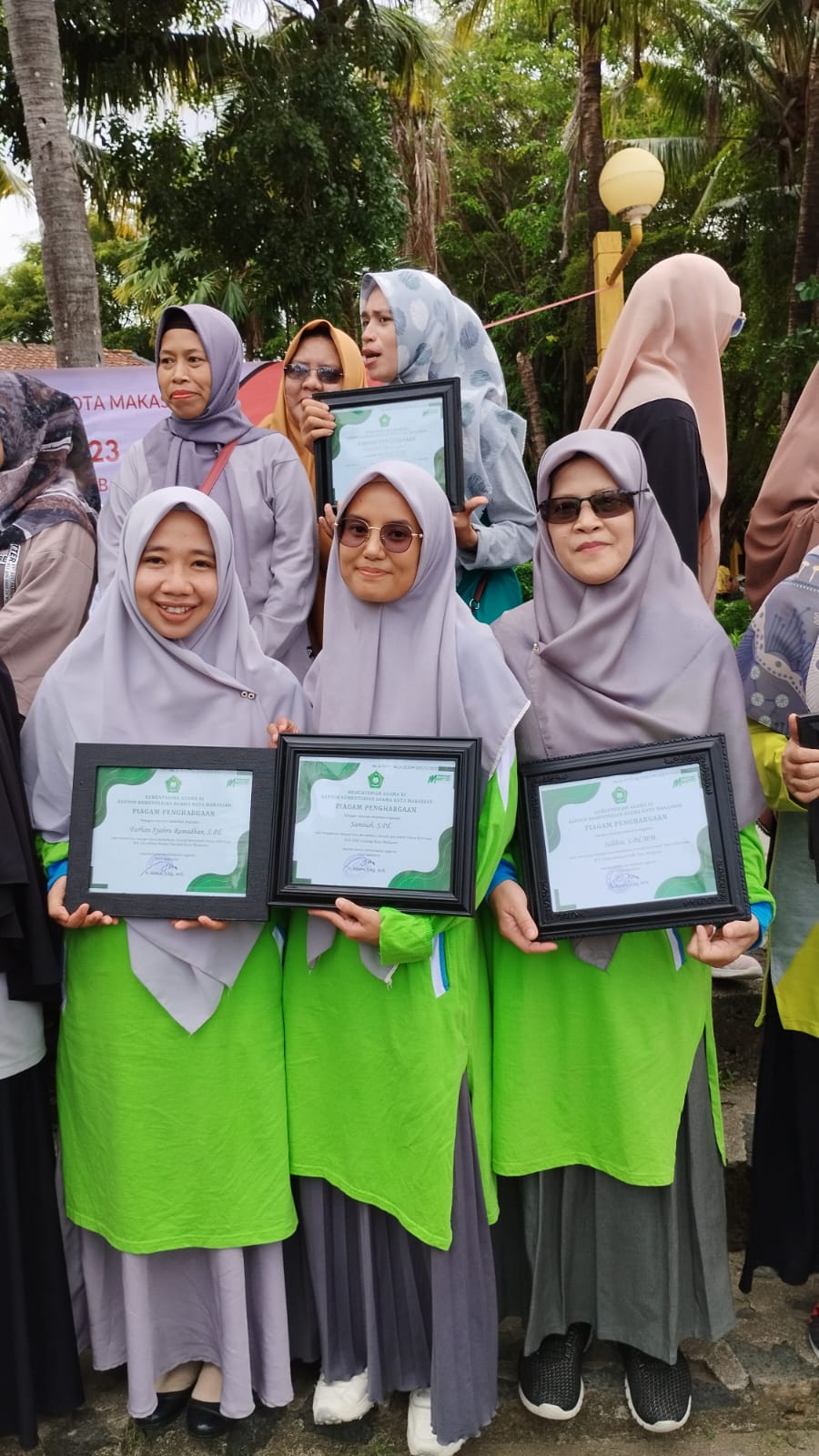 Guru Pondok Pesantren Puteri Ummul Mukminin Meraih Piagam Penghargaan pada Kegaiatan Anugrah Madrasah 2023