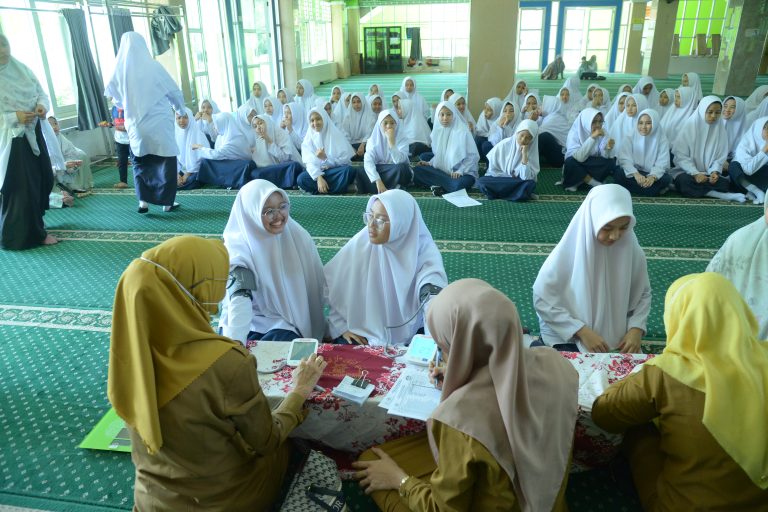 Santriwati Kelas VIII SMP Pondok Pesantren Puteri Ummul Mukminin ‘Aisyiyah Wilayah Sulawesi Selatan Ikuti Pemeriksaan Kesehatan Rutin Bersama Puskesmas Sudiang